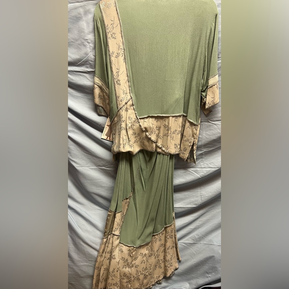 Elegant Sage Green and Cream Patchwork Shirt And Skirt Set - Picture 4 of 12